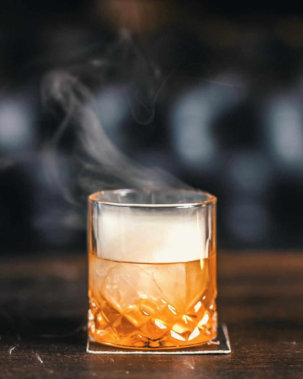 Cocktail- ja juomakuvaus savuefektillä ravintolaympäristössä